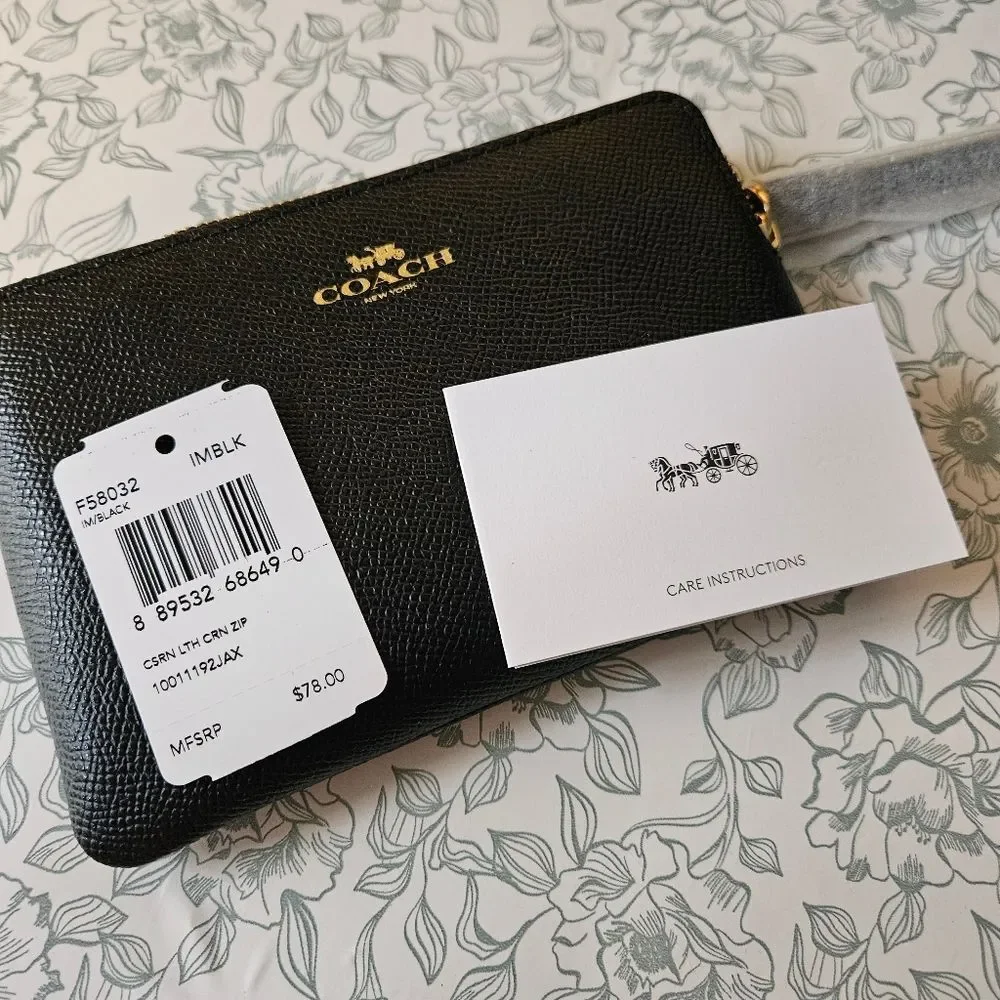 NWT Coach Corner Zip Leather Wristlet | Black